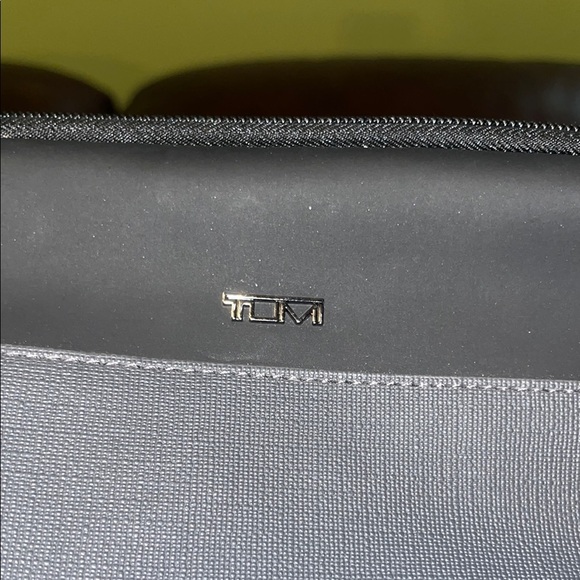Tumi Black and Gray Toiletry Bags Sleek Durable Design - Picture 3 of 9
